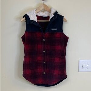 Columbia Red Plaid Sherpa Lined Fleece Vest Women’s Small Hooded Snap Front